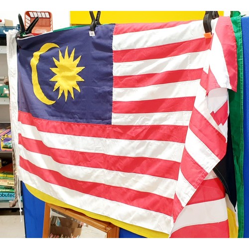 388 - Eight country flags inc Malaysia, Mozambique, China, Pakistan, Germany and the Union Jack, the large... 