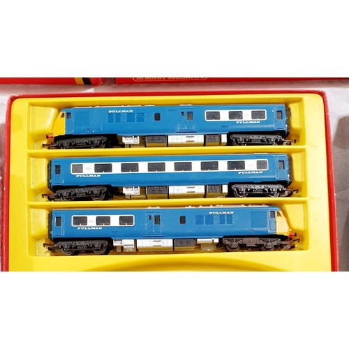 430 - A Tri-ang Pullman engine and carriages. UK shipping £14.