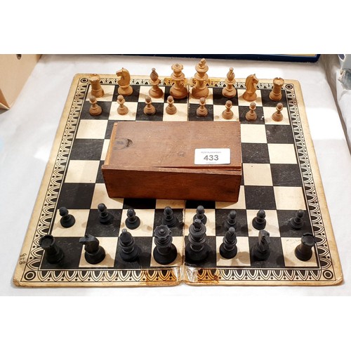 433 - A vintage boxwood chess set. UK shipping £14.