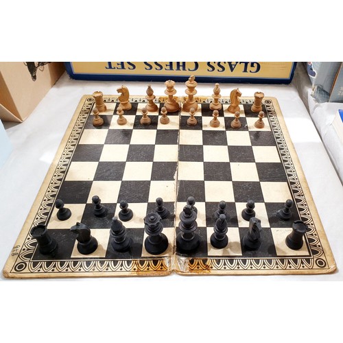 433 - A vintage boxwood chess set. UK shipping £14.