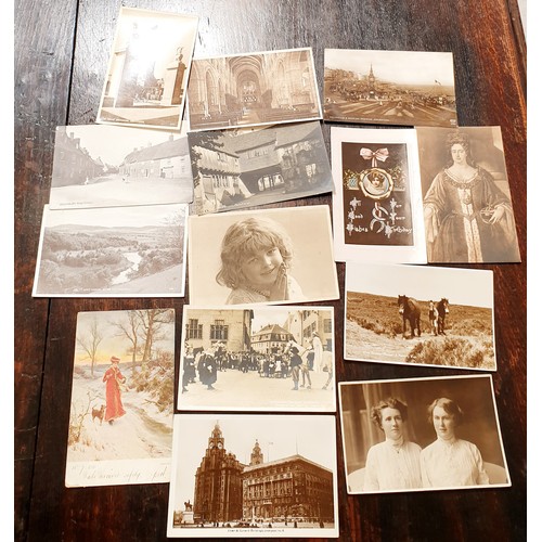 84 - A selection of approx 200 antique and later postcards. UK shipping £14.