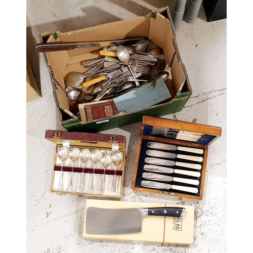 176 - Cased and other flatware. UK shipping £14.