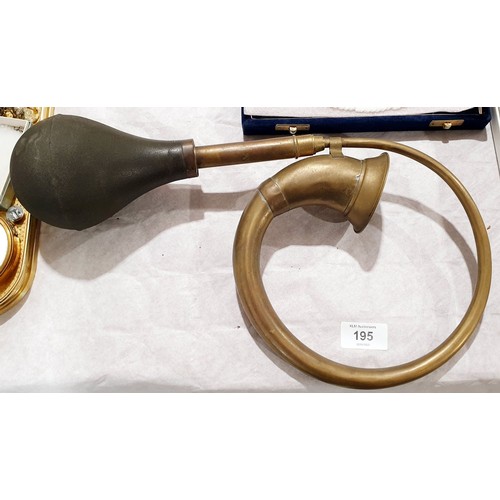 195 - An antique brass car horn. UK shipping £14.