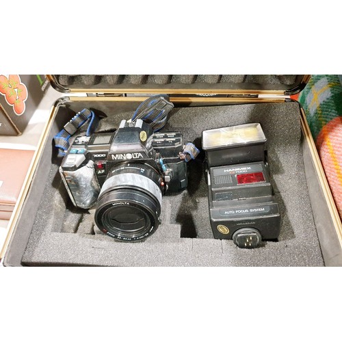 239 - A Minolta Dynax 7000 camera with a 35-80mm lens, a flash gun and case. UK shipping £14.