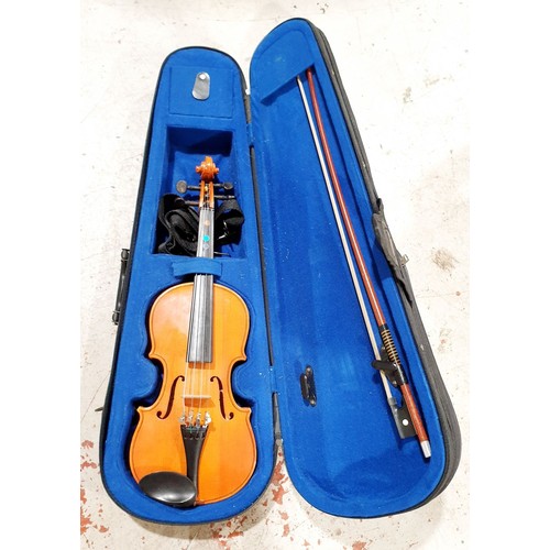 246 - A child's violin with case. UK shipping £14.