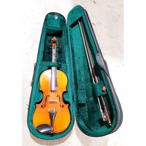 248 - A child's violin with case. UK shipping £14.