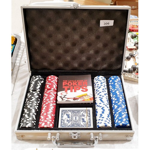 306 - A poker chip set. Uk shipping £14.