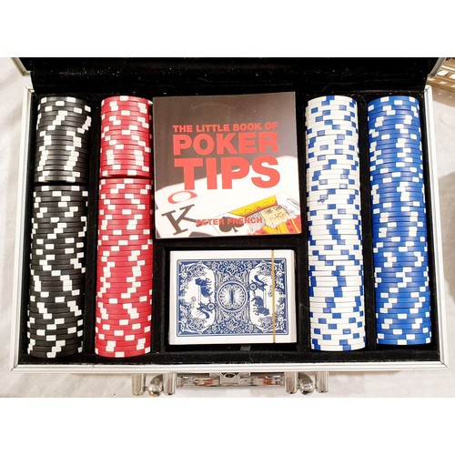 306 - A poker chip set. Uk shipping £14.