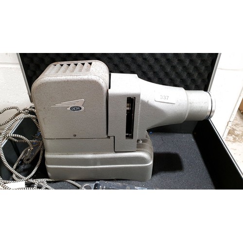 337 - A Gnome slide projector. No shipping. Arrange collection or your own packer and shipper, please. Ele... 