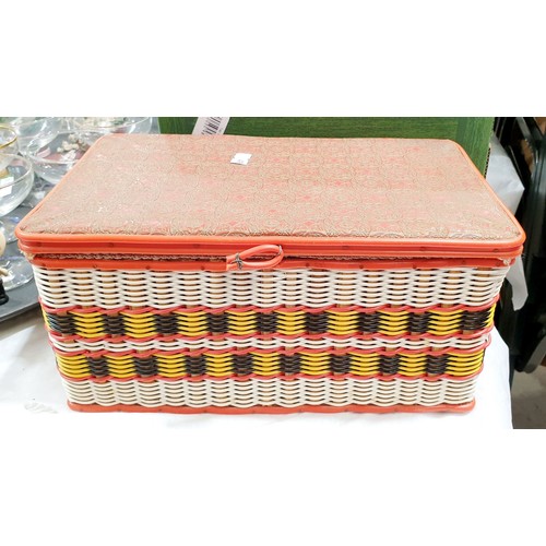 435 - A retro sewing box and contents. UK shipping £14.