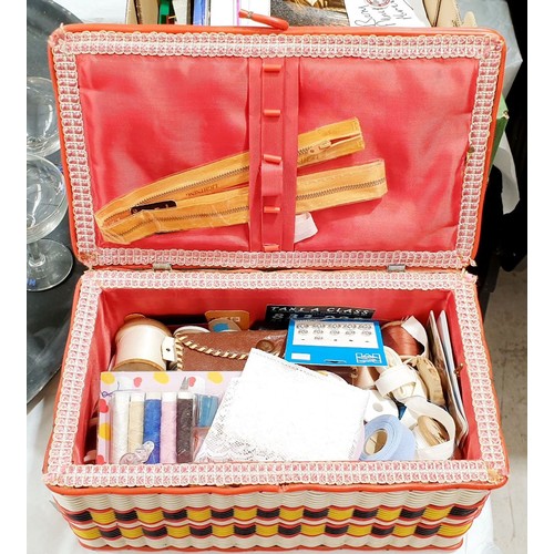 435 - A retro sewing box and contents. UK shipping £14.