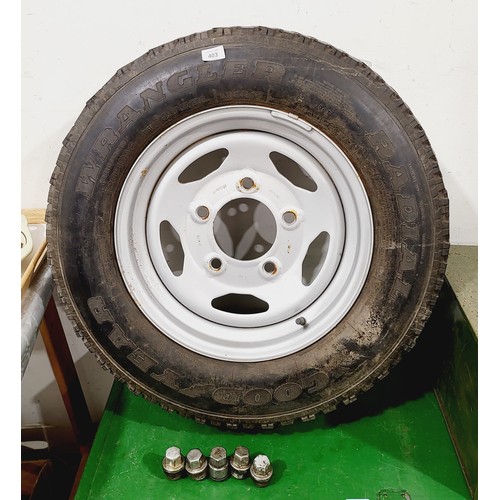 403 - A Land Rover Discovery wheel together with a set of wheel nuts. No shipping. Arrange collection or y... 