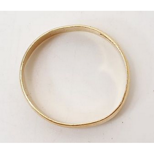 14 - A hallmarked 9ct gold wedding band, size S, 2.4g. UK shipping £14.