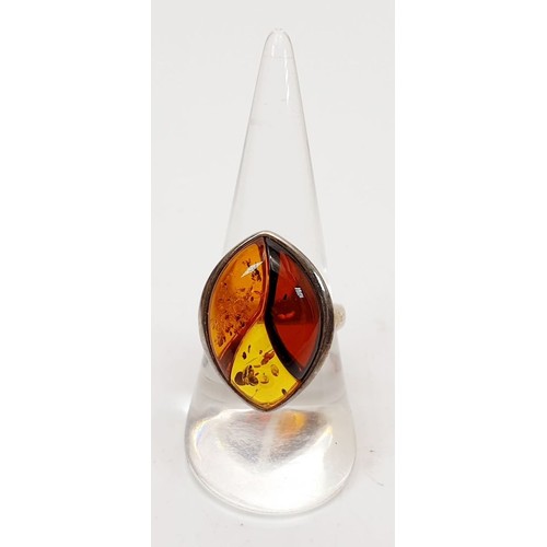 52 - A silver ring set with amber, size Q/R. UK shipping £14.