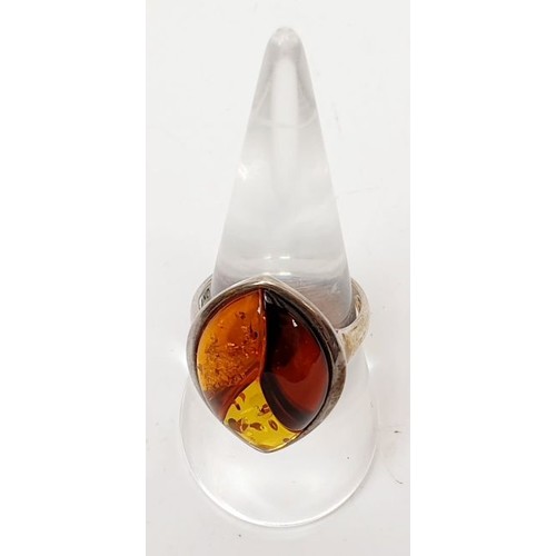 52 - A silver ring set with amber, size Q/R. UK shipping £14.