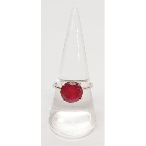 64 - A silver ring set with a Thai treated ruby, size P/Q. UK shipping £14.