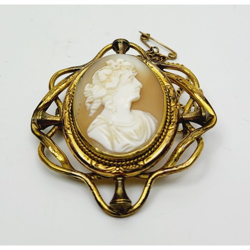 84 - An antique cameo, length 2