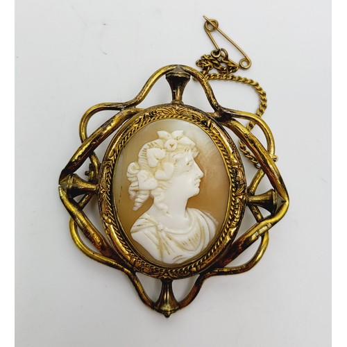 84 - An antique cameo, length 2