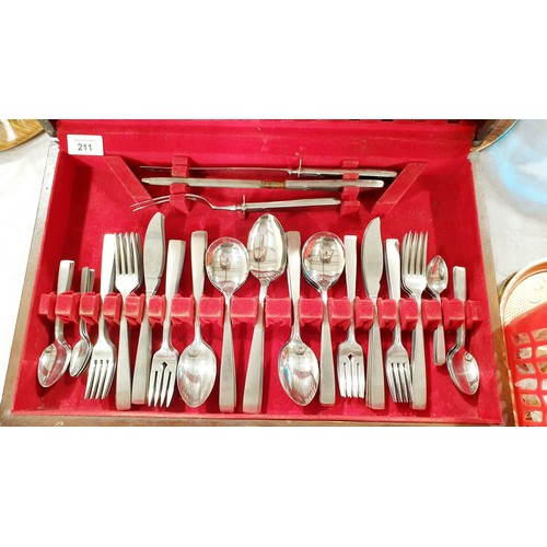 211 - A vintage Oneida canteen of cutlery. No shipping. Arrange collection or your own packer and shipper,... 