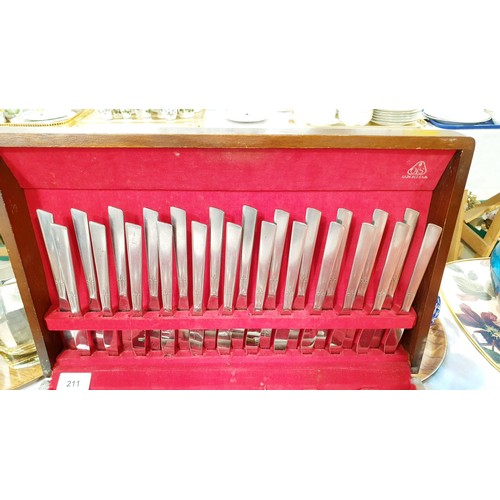 211 - A vintage Oneida canteen of cutlery. No shipping. Arrange collection or your own packer and shipper,... 