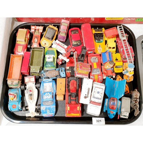 321 - A selection of toy vehicles. UK shipping £14.