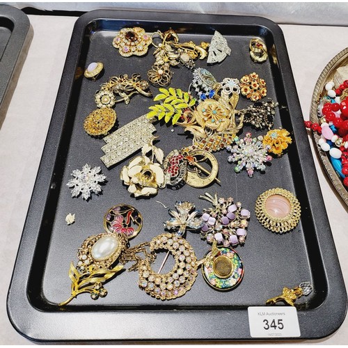 345 - A selection of brooches. UK shipping £14.