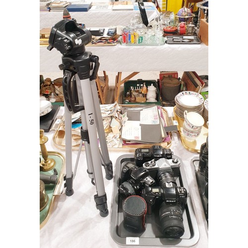 186 - A Nikon F-601 camera, a Minolta Dynax 500SI, and Pentax Asahi camera and a Minolta Dynax 700 SI came... 