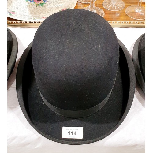 114 - A vintage bowler hat. UK shipping £14.