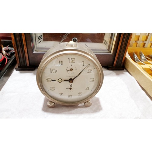 88 - An Art Deco oak cased mantel clock, height 8.5