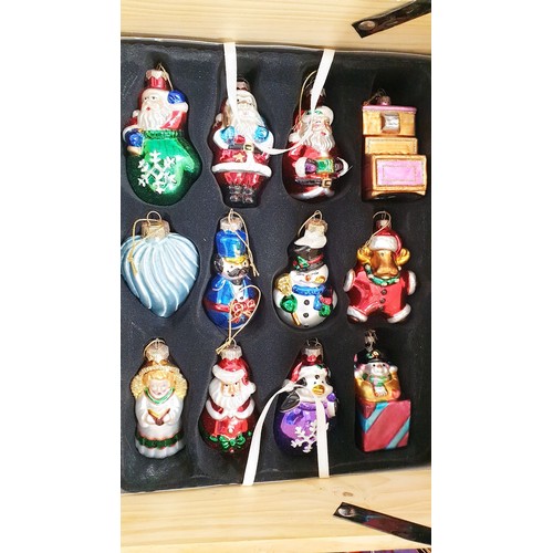 128 - Thirty one Thomas Pacconi hand blown Christmas baubles in a wooden chest. No shipping. Arrange colle... 