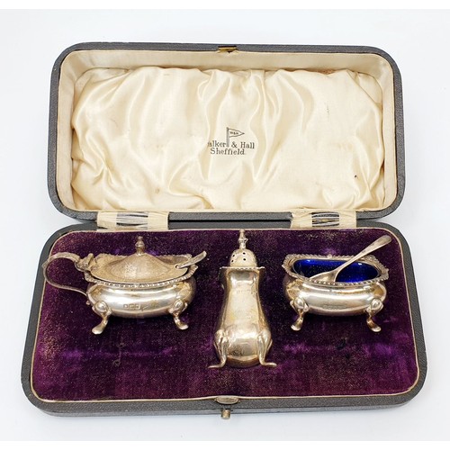 49 - A cased Walker and Hall cruet, weight 145g, Sheffield 1904. UK shipping £14.