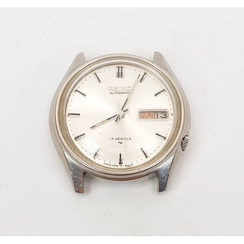 57 - A vintage gentleman's stainless steel Seiko 7009-8150 automatic wrist watch. UK shipping £14.