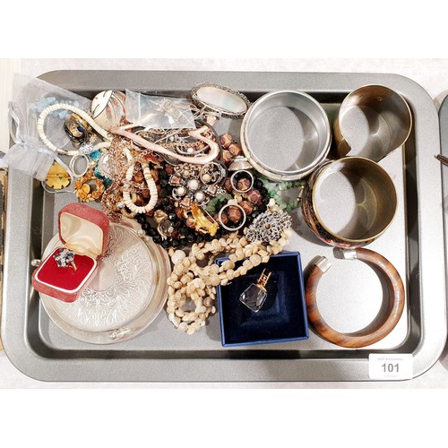 101 - A tray of costume jewellery. UK shipping £14.