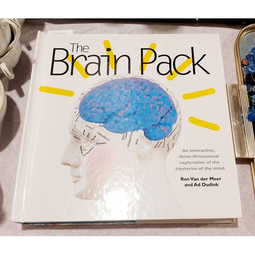 121 - The Brain Pack, An Interactive 3D  Exploration of the Mysteries of the Mind book. UK shipping £14.