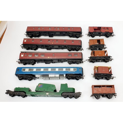 229 - A Hornby 00 gauge railway including two engines. UK shipping £14.