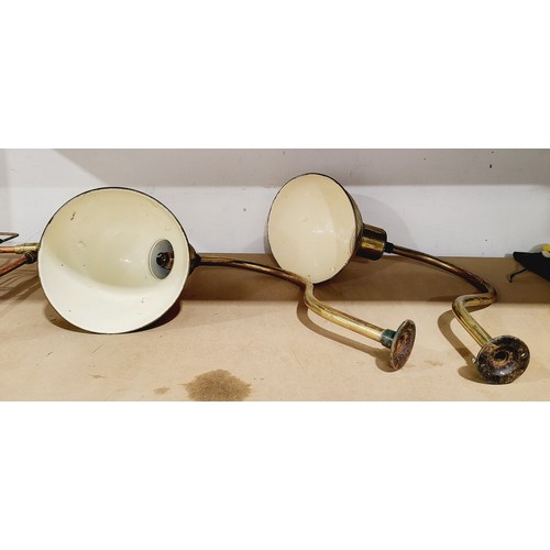 197 - A pair of vintage brass wall lights. No shipping. Arrange collection or your own packer and shipper,... 