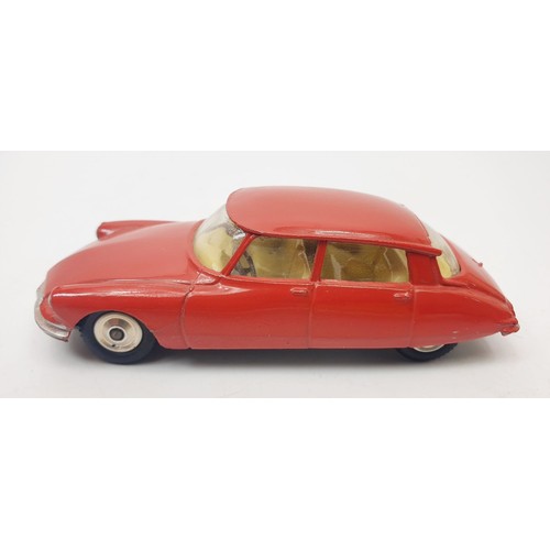 447 - A vintage boxed Corgi Citroen D.S. 19, 210S. UK shipping £14. We combine shipping.