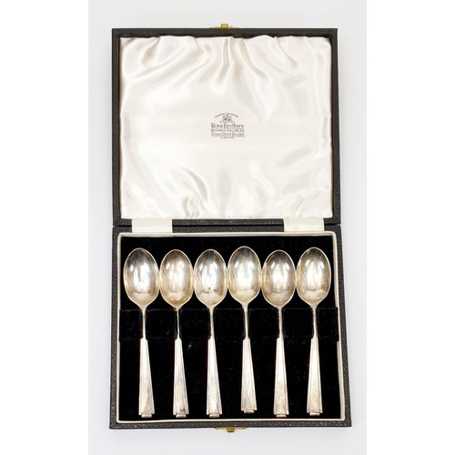 33 - A set of six cased hallmarked silver teaspoons, weight 76g, Sheffield 1959. UK shipping £14.