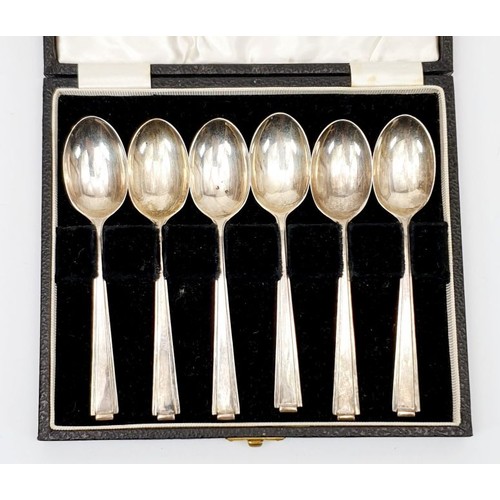 33 - A set of six cased hallmarked silver teaspoons, weight 76g, Sheffield 1959. UK shipping £14.