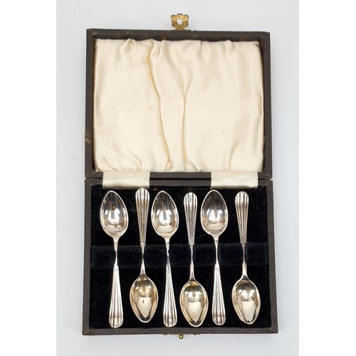 37 - A set of six cased Venetian silver coffee spoons, weight 41g. UK shipping £14.