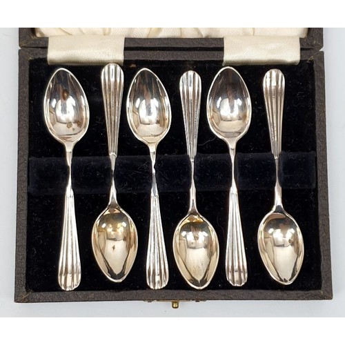 37 - A set of six cased Venetian silver coffee spoons, weight 41g. UK shipping £14.