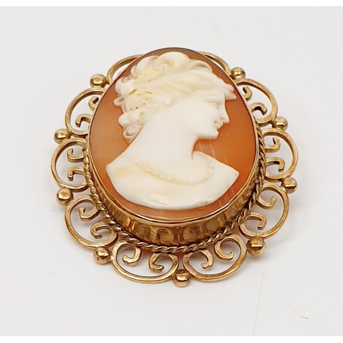 17A - A hallmarked 9ct gold cameo brooch, length 1.5