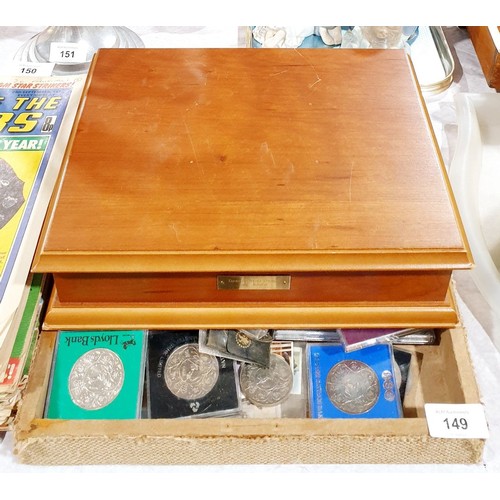 149 - A selection of commemorative crowns, cigarette cards and a coin collector's case. UK shipping £14.