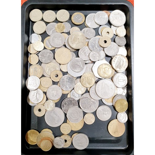 195 - A selection of British and foreign coinage including a 1996 £2 coin. UK shipping £14.