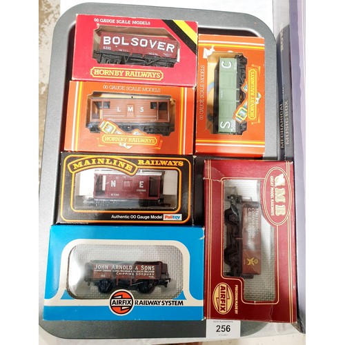 256 - Six boxed 00 gauge goods wagons including Hornby, Palitoy and Airfix. UK shipping £14.