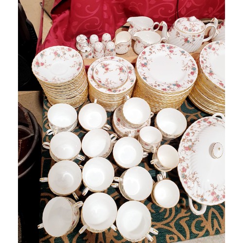 298 - A large quantity of Minton 