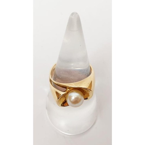 14 - A 9ct gold ring set with a pearl, size M, gross weight 4.4g. UK shipping £14. We combine shipping lo... 