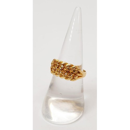 26 - CORRECTION AN 18ct gold ring, size N/O, weight 5.5g. UK shipping £14. We combine shipping lots.