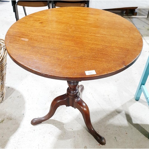 200 - A 19th century mahogany tip-up table on tripod support, diameter 26.75