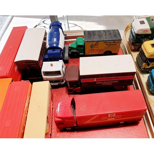 341 - A selection of toy vehicles. UK shipping £14.